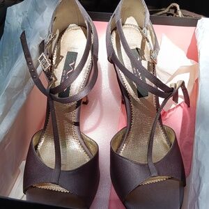Nina Silver Satin HEELS with New York Design WORN ONCE FITS 7.5